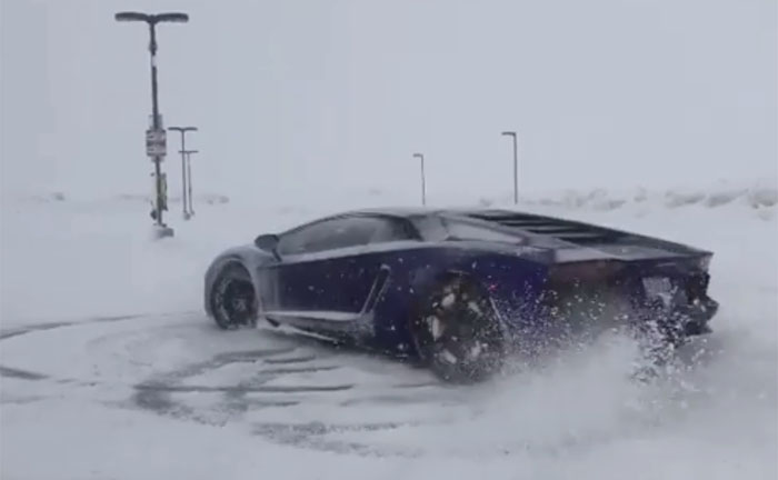 Un Lamborghini rugiendo y haciendo piruetas en la nieve